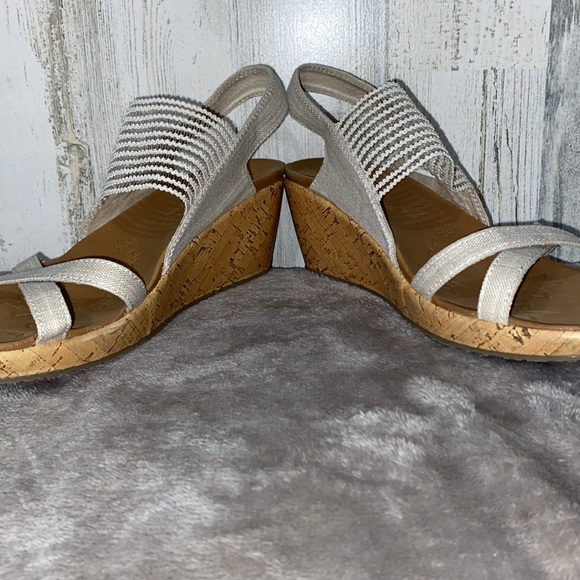 0103 Sketchers Luxe Foam Sandals - Picture 3 of 9